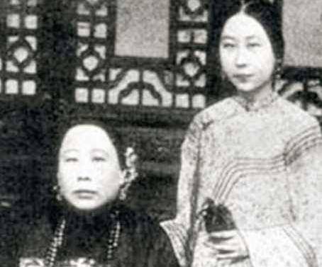 李鸿章的母亲与父亲的结合很是传奇,传说是李鸿章的爷爷在外边捡到的