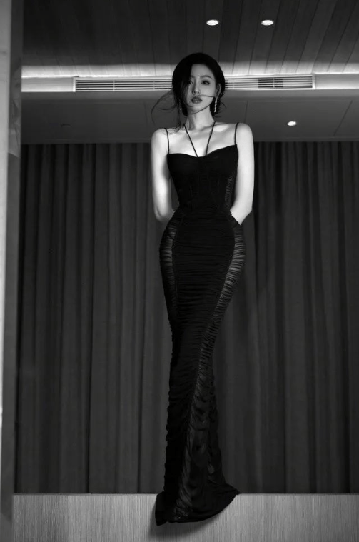 张天爱的腰臀线条太绝了,腰臀比好绝啊!