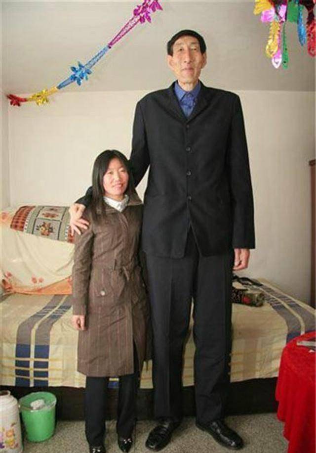 很多人都了解我国安徽省的姚德芬,她是当时世界在世的第一女巨人,曾