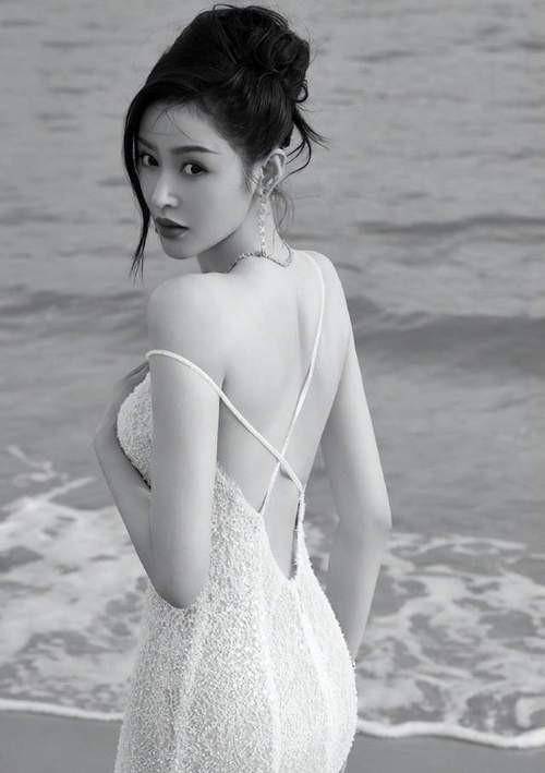 张天爱的腰臀线条太绝了,腰臀比好绝啊!