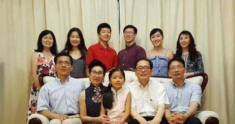 身为乡村医生,他并未因医术高明而出名,反倒因善于培养孩子出名