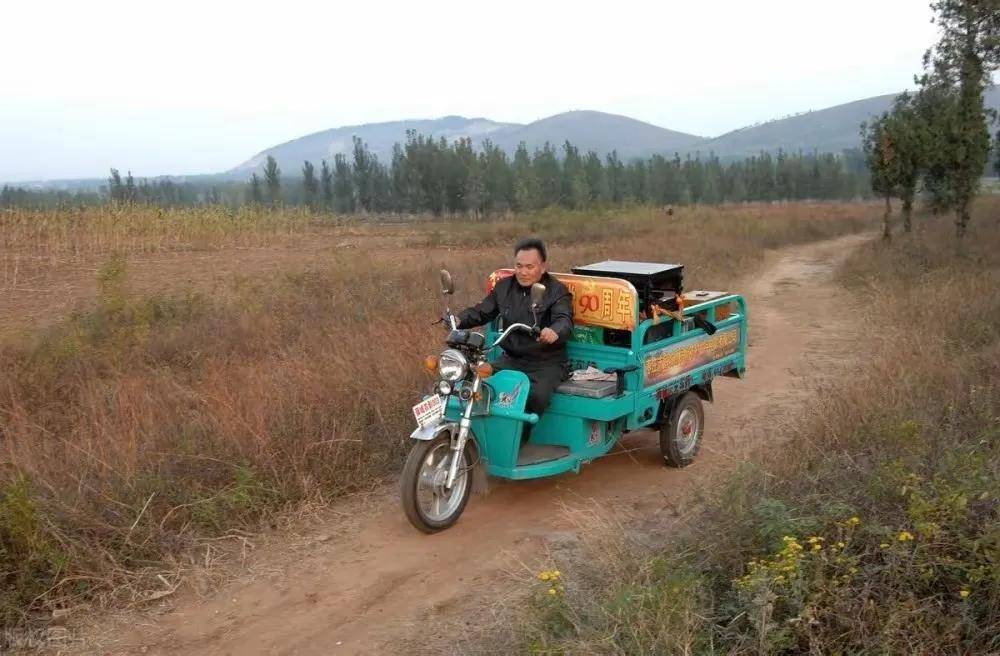 农民开三轮车去田里干活,被交警扣车并罚款2000,男子不服起诉,法院判