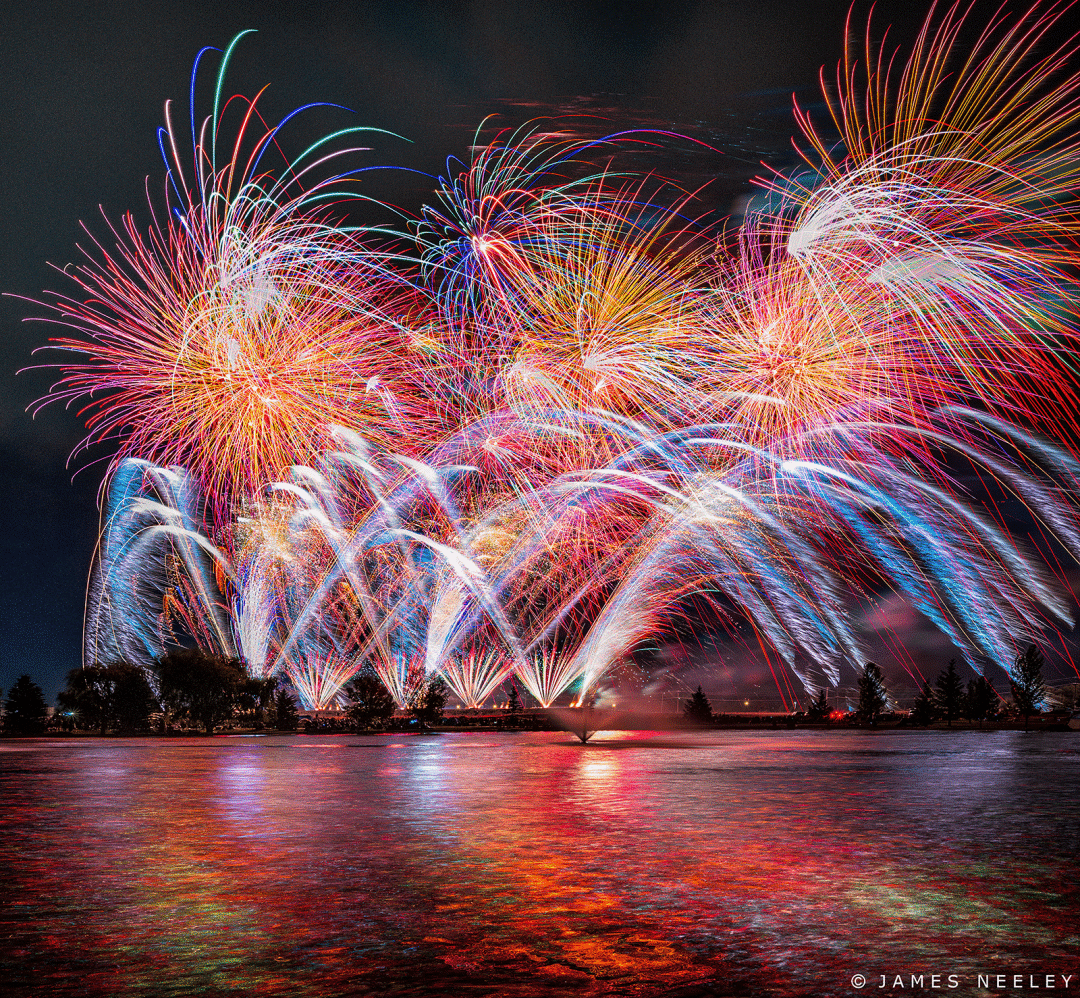 美乐家升空18000枚礼花,致敬英雄_烟花_庆典_自由