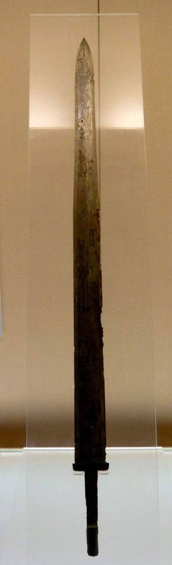 此剑在地下埋了2500多年,却依旧闪着寒光,碎成6段还值2亿