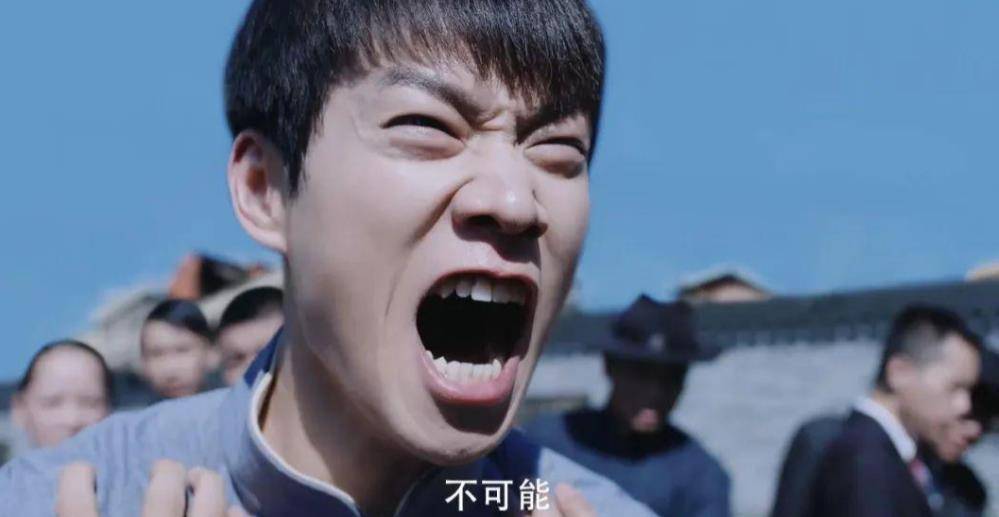 但是这出门穿貂,表情呆滞又夸张,一头油发,真的是特工该有的样子吗?