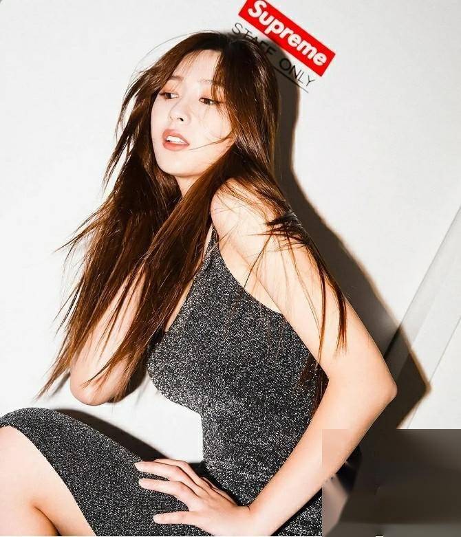 36岁吴夏荣,美貌与智慧并存,写真拍摄展现魅力无限!