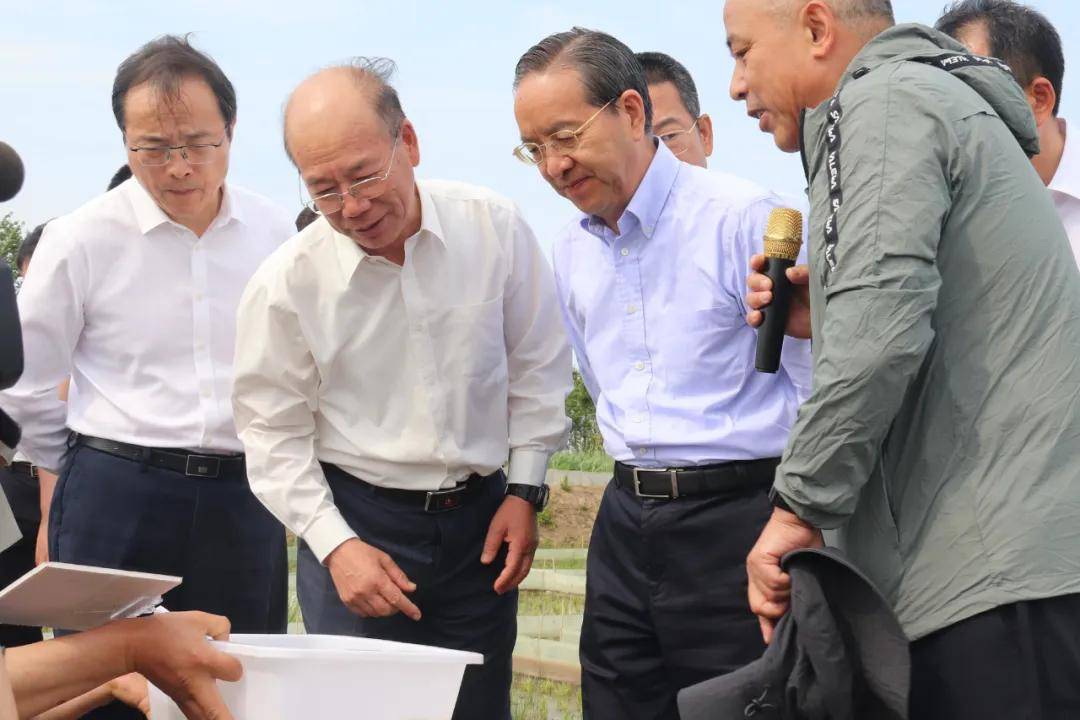 并听取了李晓东董事长关于光合育种家系的选育进展;在光合研发中心