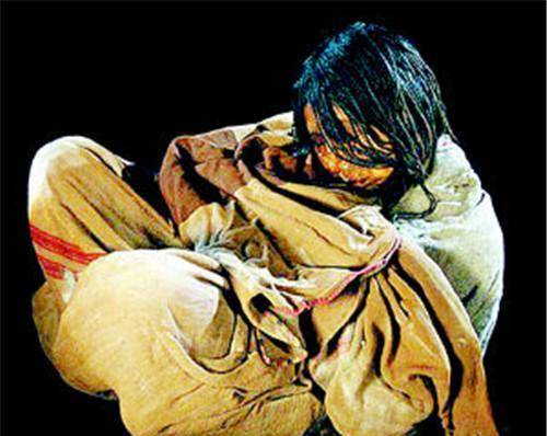 火山上出土一冰冻女尸,距今500余年,她的右手,令专家陷入沉思