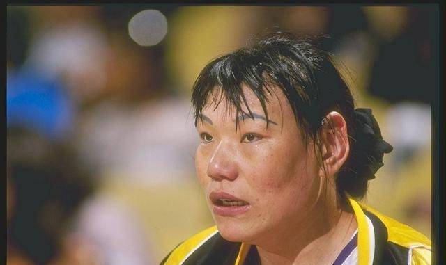 06米的女篮运动员郑海霞,因运动过量,双腿变形不能跑步.