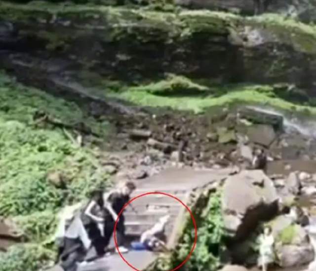 惨烈 家属悲痛 游客在四川瓦屋山被落石砸中身亡 景区回应后续(图1)