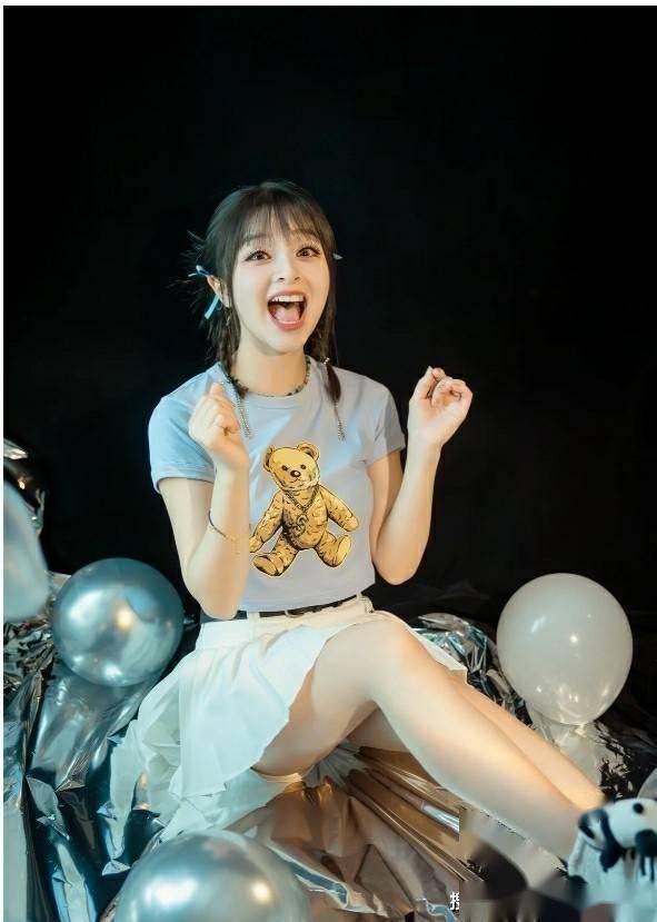 40岁美依礼芽写真曝光,风情万种,美得让人赞叹不已,女神范儿十足