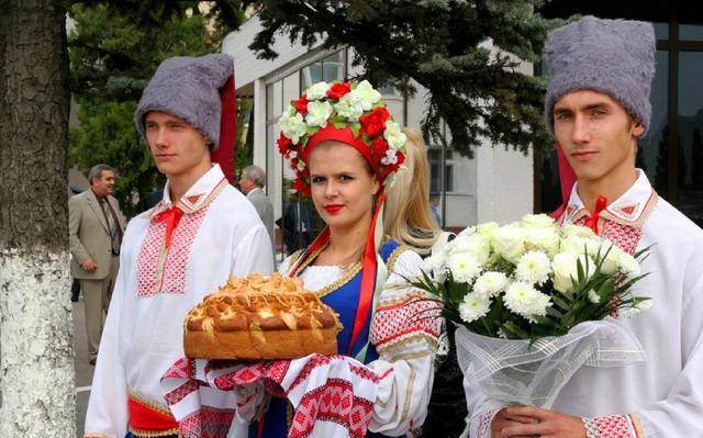 关键是它还被俄罗斯的两个死敌立陶宛和波兰夹在了中间