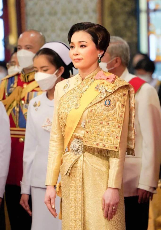 泰国国王70岁大寿登王座发言 皇室成员聚集庆生