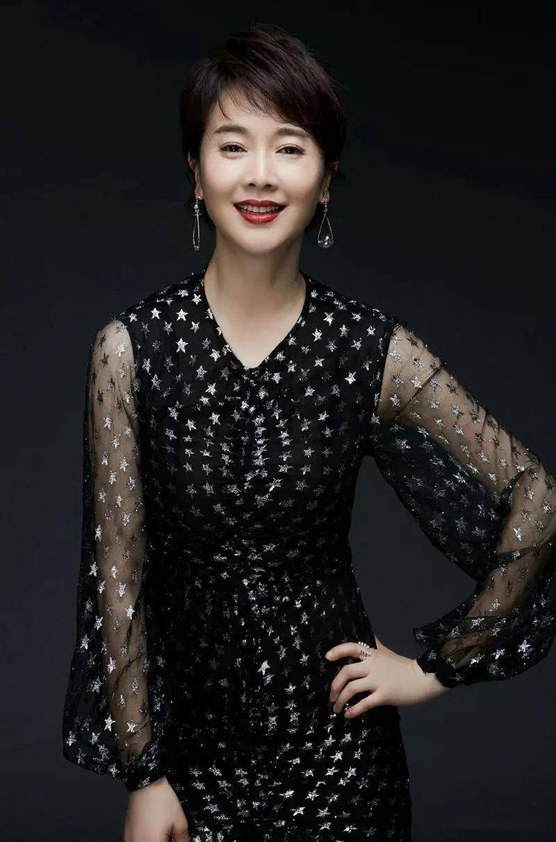 惊艳全场!46岁女神左小青展现完美魅力,这谁顶得住!