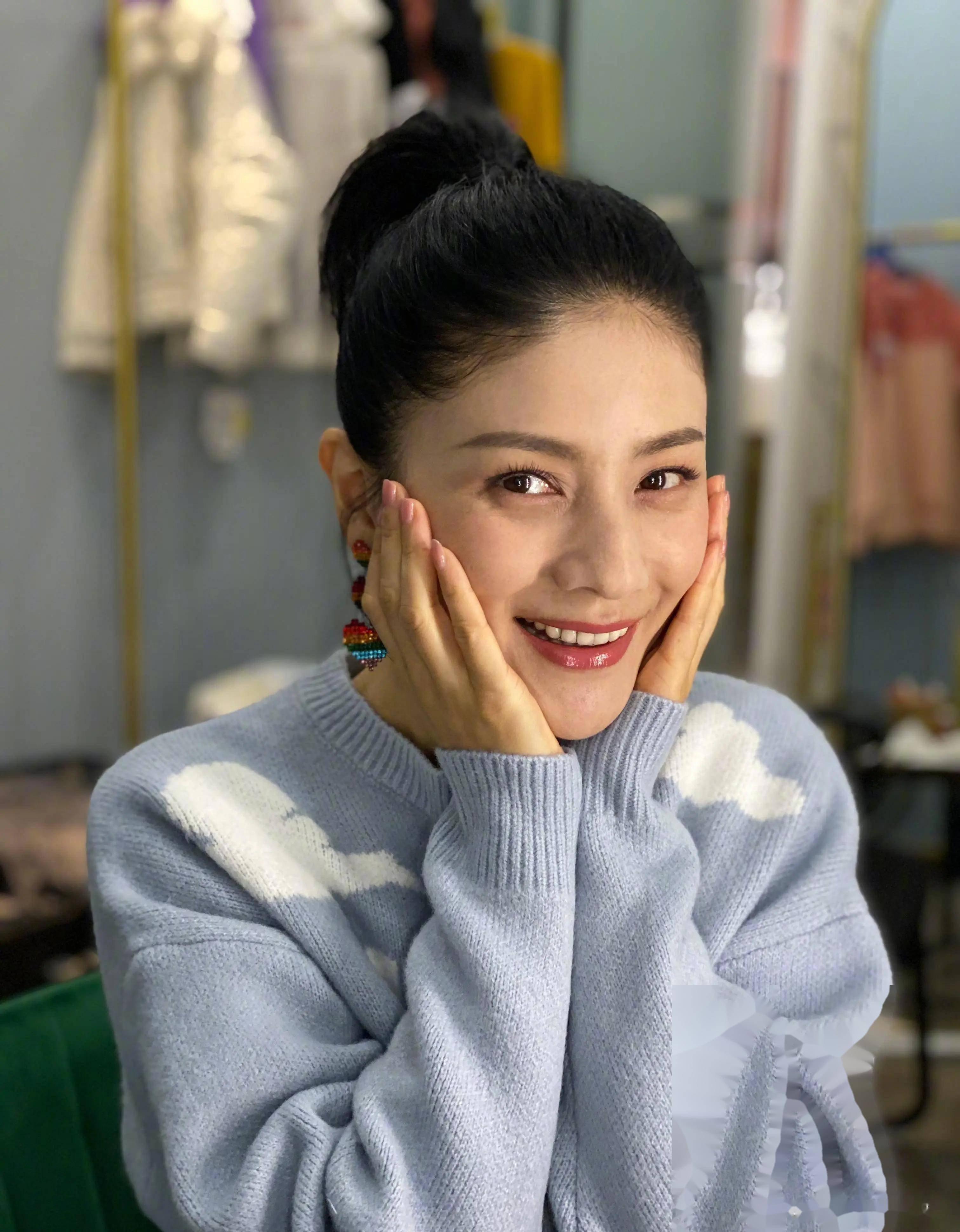 胡可写真展现魅力四射,这美貌这性感这才华,沙溢真是太幸福了!