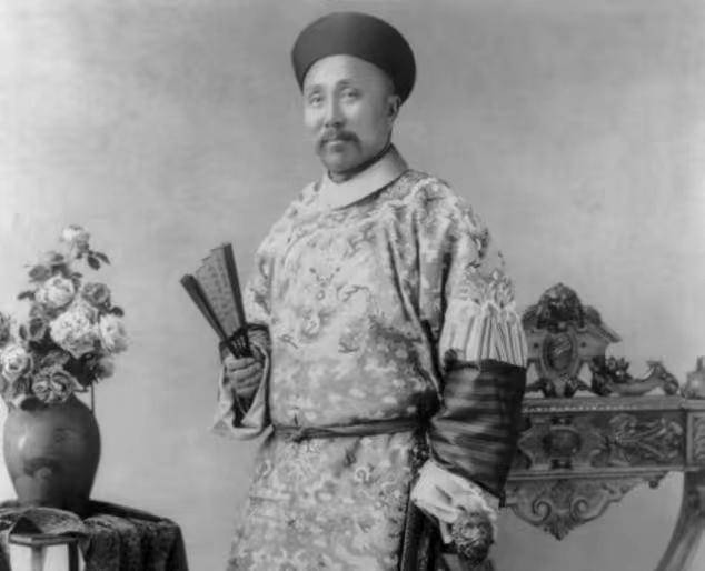 1908年,中国武官谭锦镛被美国警察羞辱,不堪受辱后跳江自尽