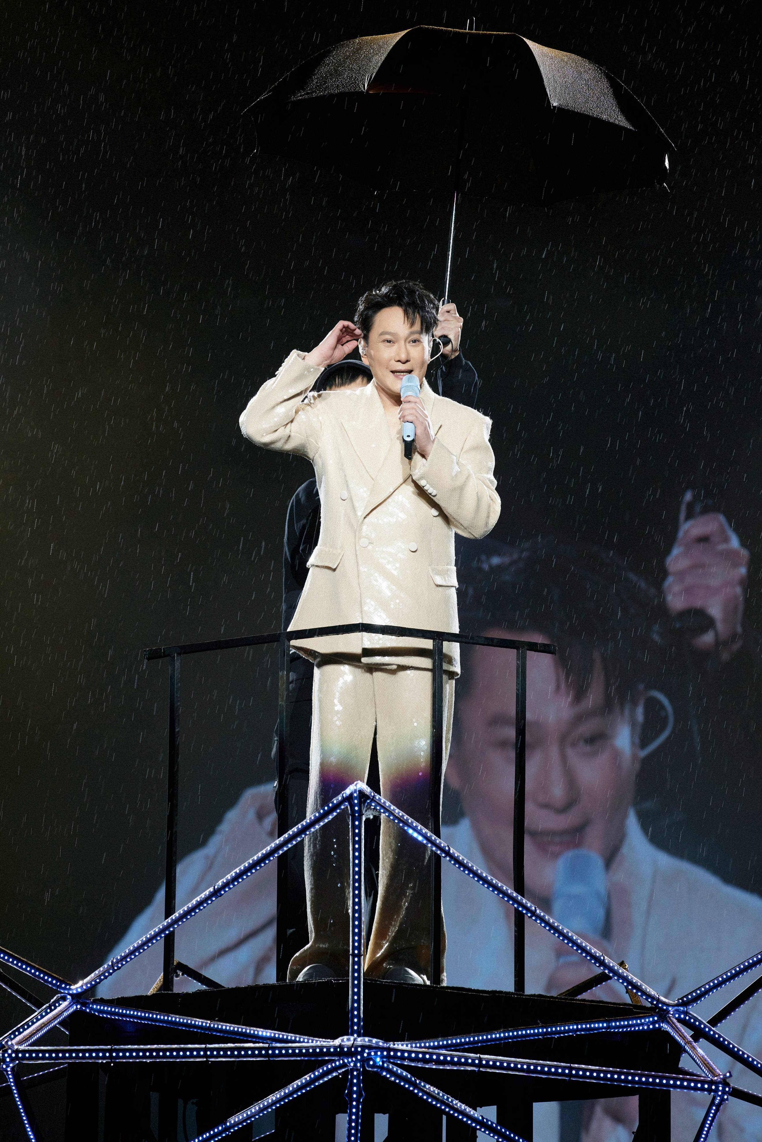 张信哲未来式终极版西宁站雨中开唱四万声浪尽显热情