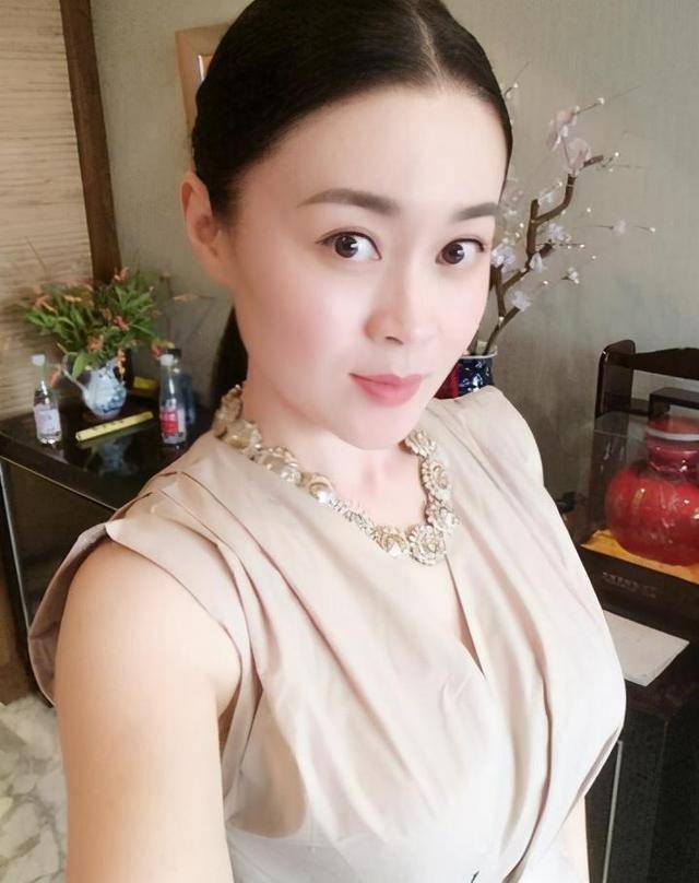 关婷娜黄圣依图片