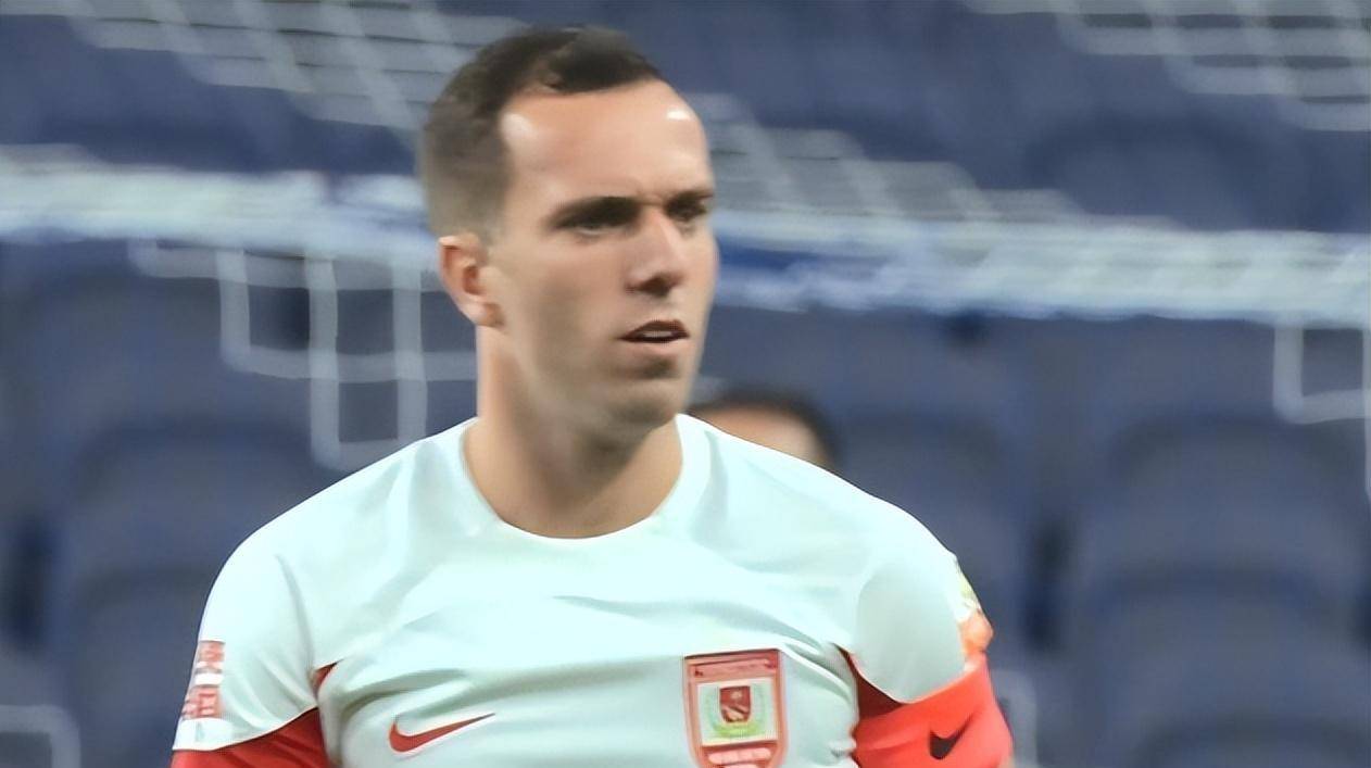 喜讯!国足新归化猛将即将到位 中场短板迎刃而解 世预赛出线有戏