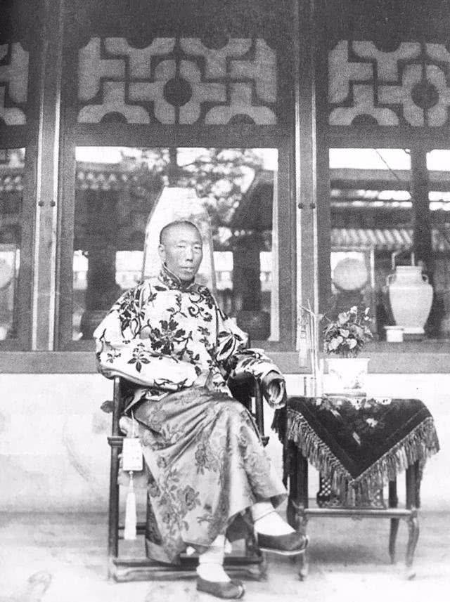 清朝老照片:那时的贫富差距有多大?看穷人和富人吃饭简直是天差地别