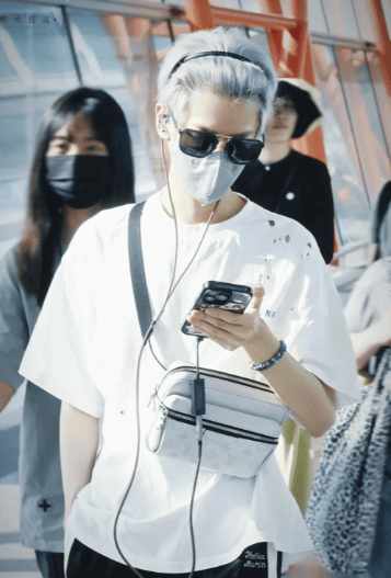 明星也会“迷路”？罗云熙机场乌龙事件背后的人性思考-罗云熙接机