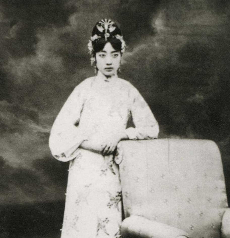 晚清皇后婉容老照片:与皇帝溥仪摆弄相机,在紫禁城里骑自行车!