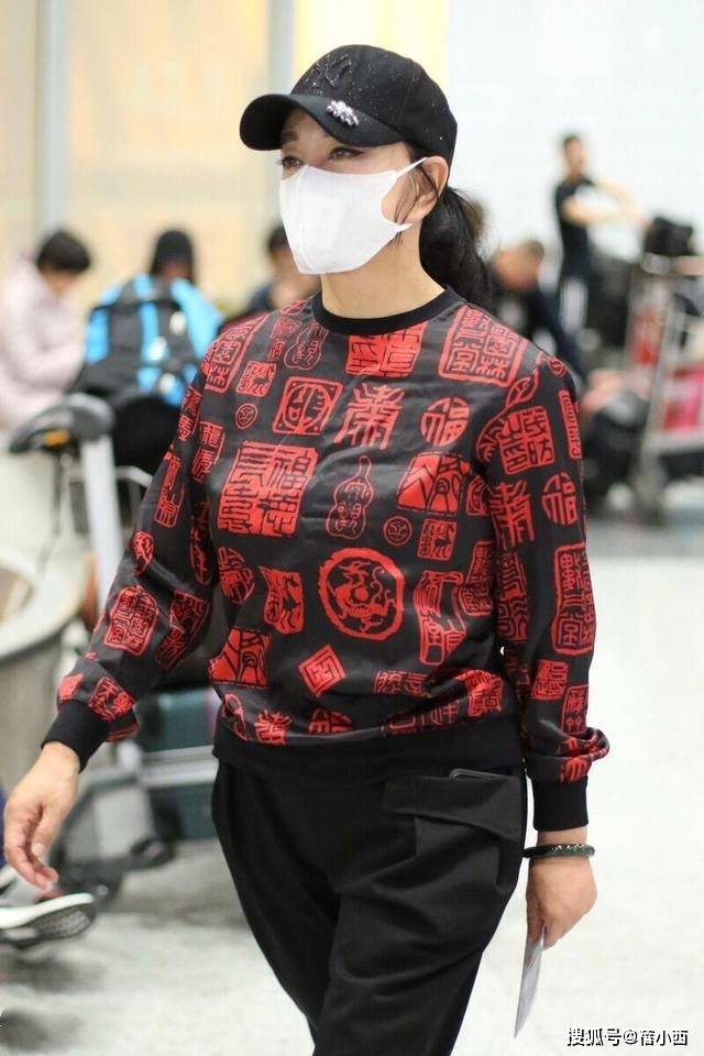 刘晓庆带火穿“小黑裤”，搭配t恤、衬衫和运动鞋，看起来更年轻。