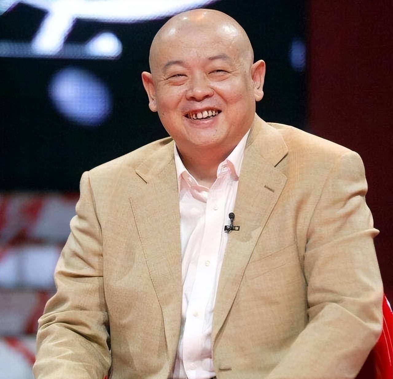 他逐渐回归工作,甚至还拍了一部有关于肝病的电影,叫《冷暖人生》,在