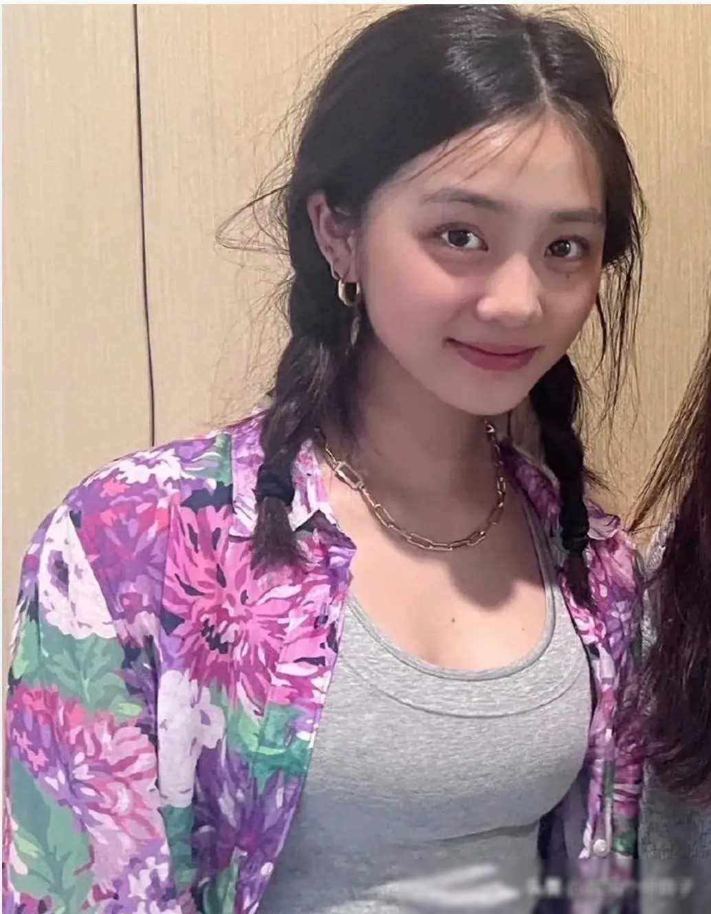 17岁黄多多性感照曝光,引发"大雷"热搜:她的胸,碍了谁的眼?