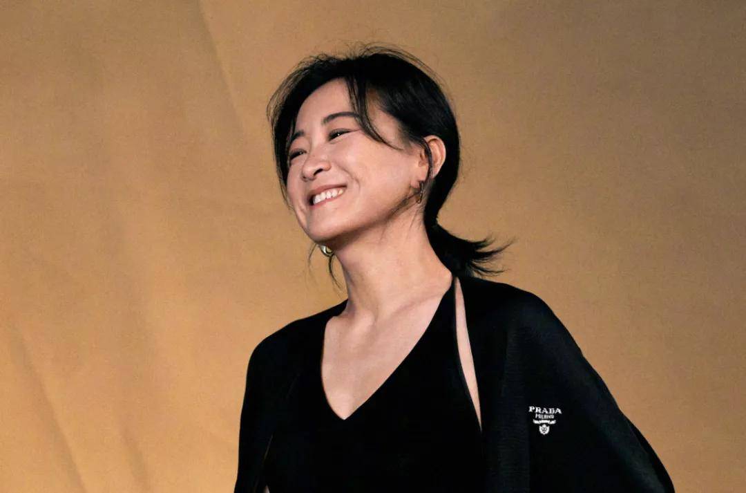 贾玲官宣代言lululemon运动品牌