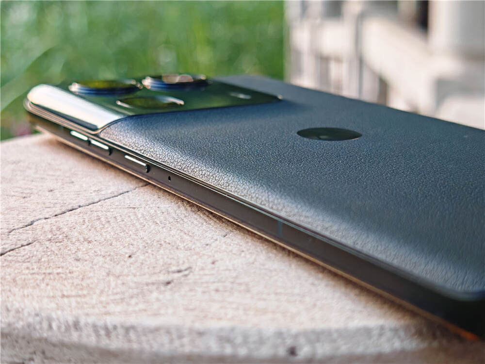 moto x50 ultra的扬声器分布在顶部听筒和底部扬声器两个位置,一上一