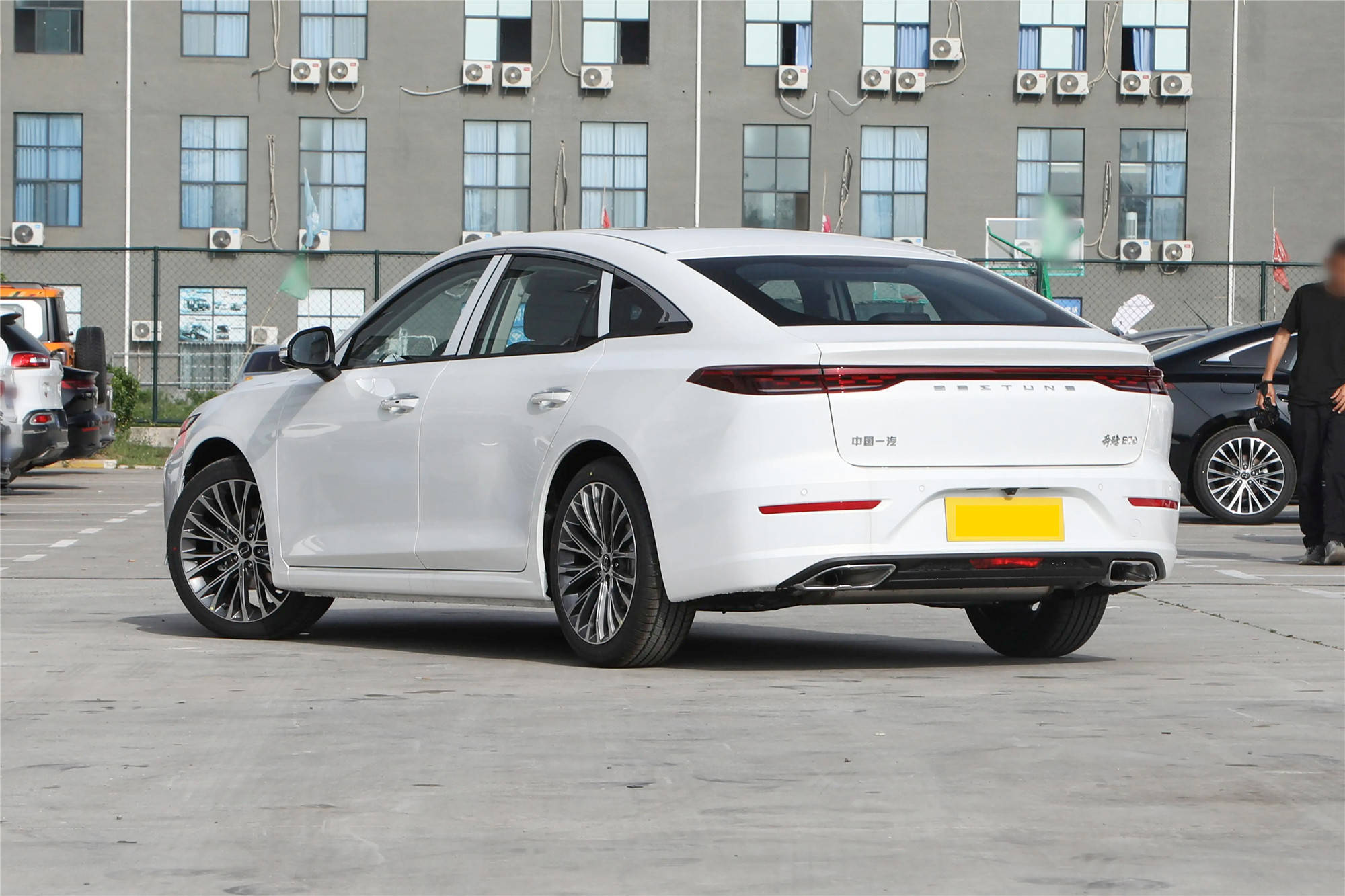 奔腾b70掀桌子,车上近5米的b级家轿,惠后只需7.59万起