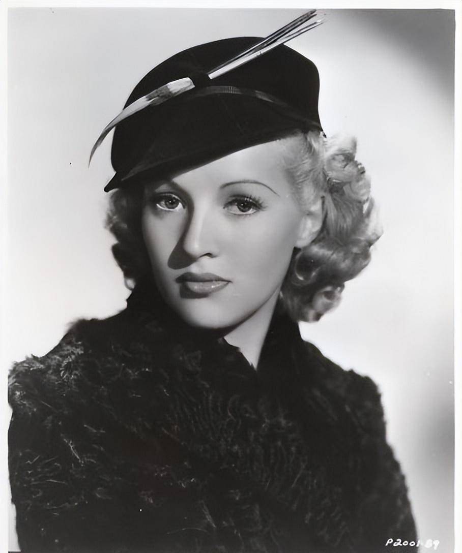 贝蒂葛莱宝:为一双美腿投保百万美元,旧丝袜拍出7.5万美元天价