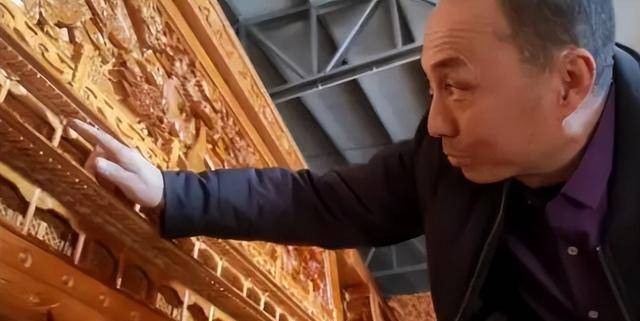 立粉,贴金等技法,以及颜料的调配充分将古代唐三彩的绘画风格搬入其内