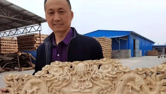 材头正顶上写着"安乐宫"三个大字将材头图与棺材本身紧紧相扣.