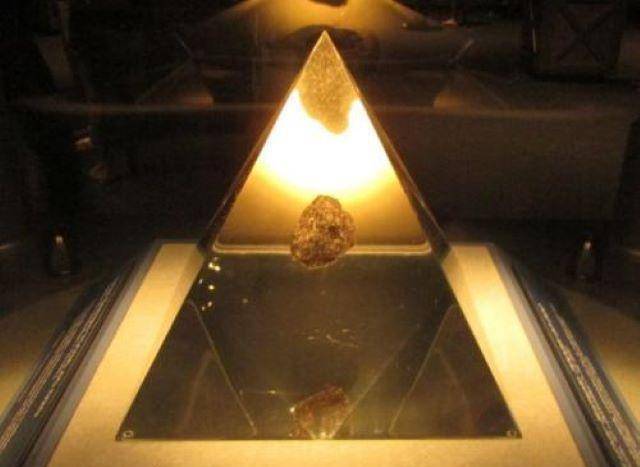 美国月岩笑话:当初满世界送,今天满世界找