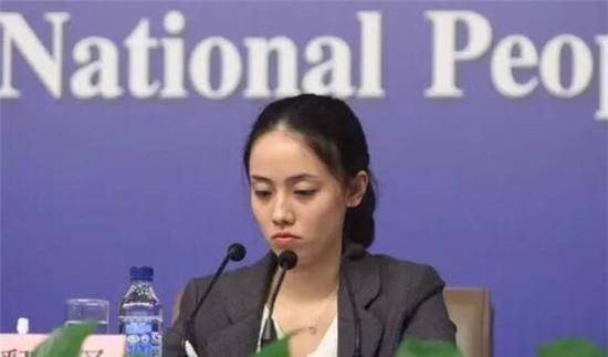 她被誉为中国最美外交官,从小到大都是班花,曾是总理的贴身翻译