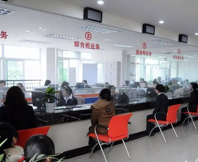 北京富豪不满银行柜员嘲讽,一气之下取走存款,行长亲自上门道歉