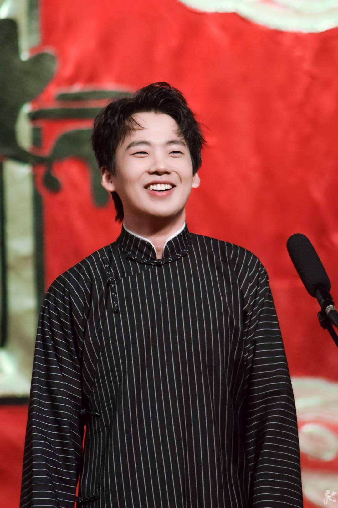 郭麒麟新恋情疑曝光?开400万豪车约会,与美女车内互动引热议