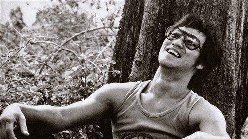 李小龙是他"恩师",肌肉硕大暴打尚格云顿,69岁仍是"肌肉男"