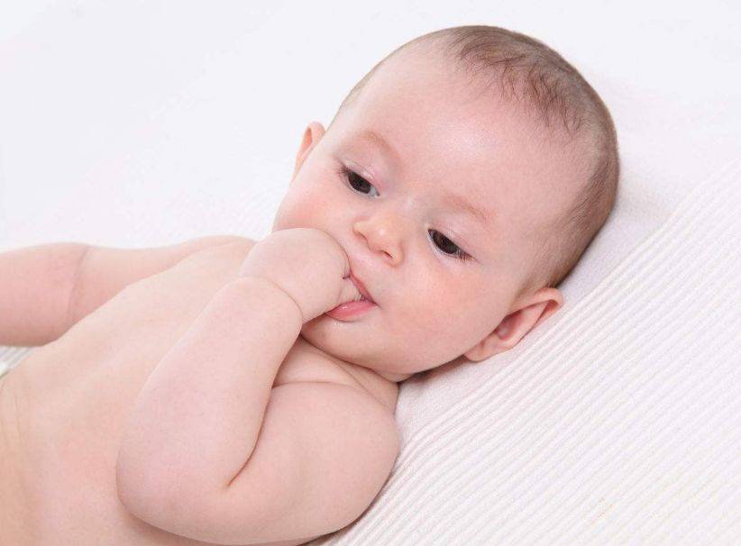 怎样才能戒掉宝宝吃手的习惯？_家长_指导_年龄