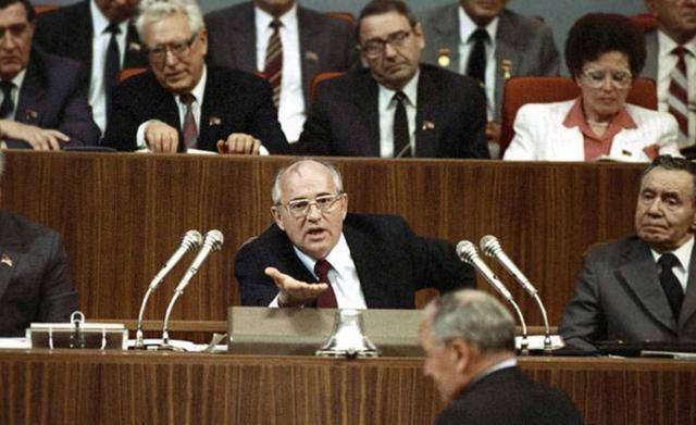 苏联解体前,经济还在稳定增长,为何还走向解体?原因只有两个字