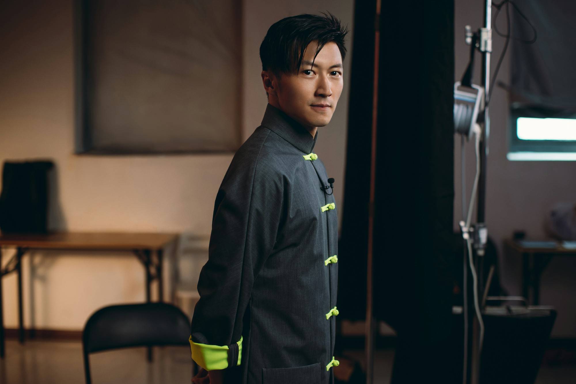 据谢霆锋的经纪人霍汶希透露,谢霆锋从16岁开始就不喜欢化妆,这一习惯