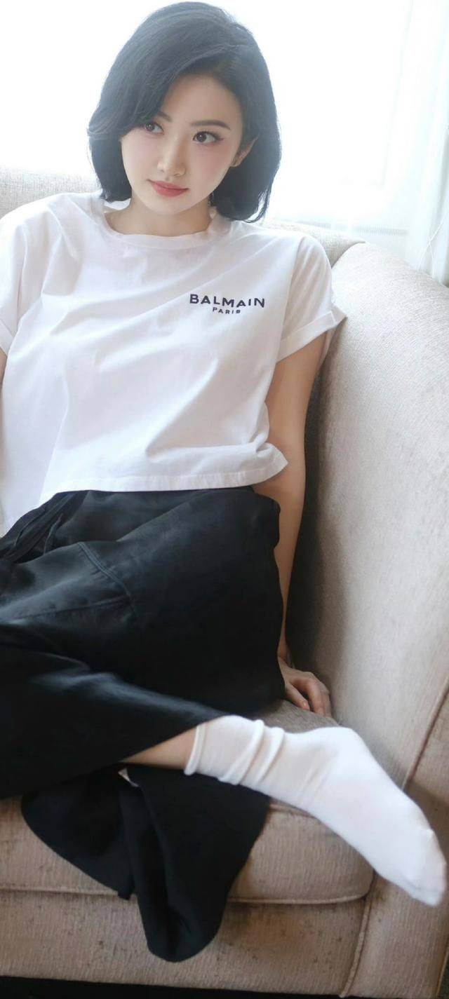 脚穿白袜,透露着轻松愉快!