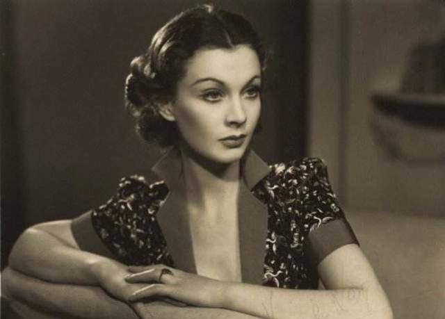 费雯丽的颜值有多高?五官立体,美艳无比,可惜53岁就香消玉殒