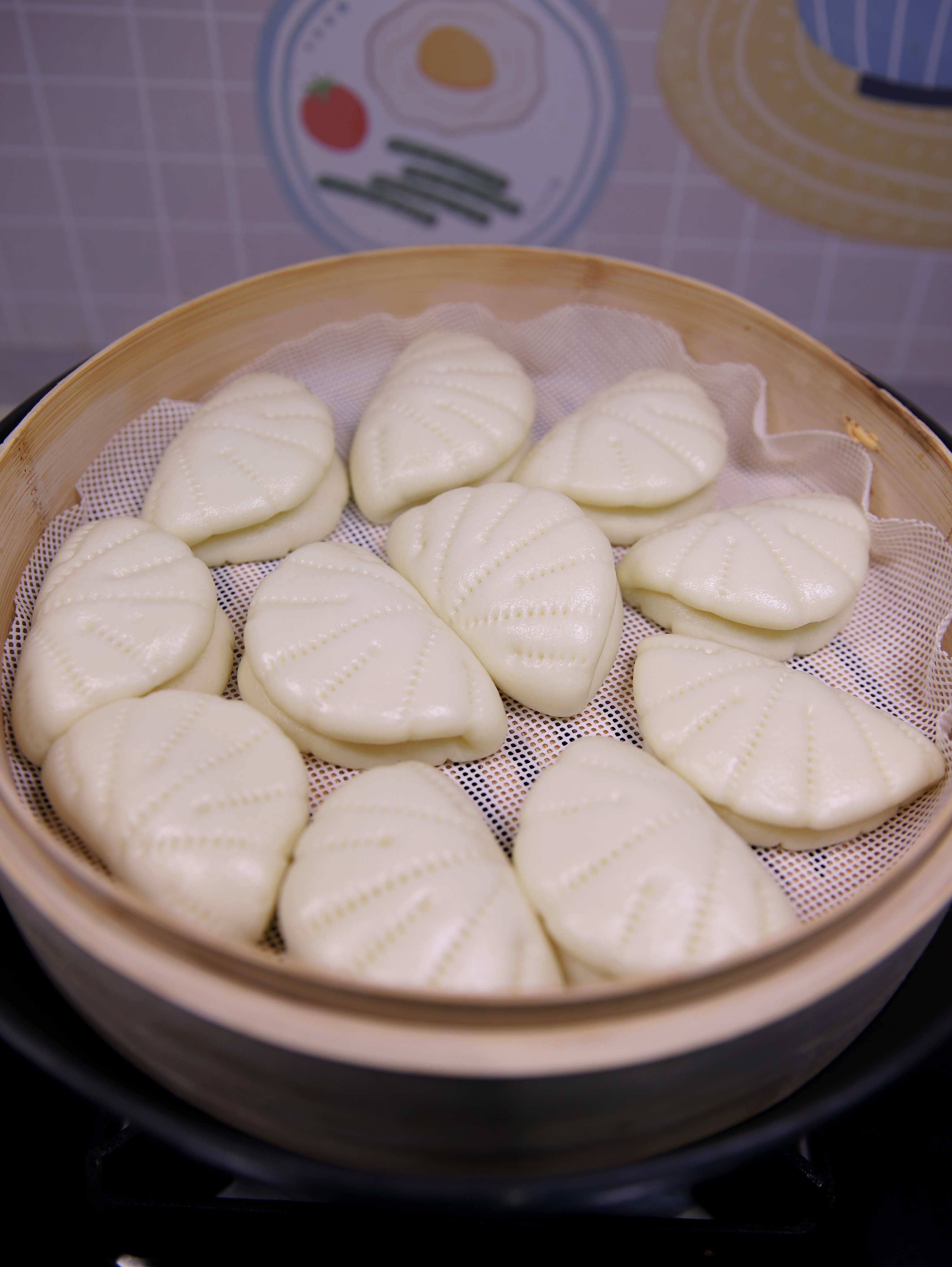 荷叶饼属于中式的面点,做这种面食,需要用到普通的中筋面粉,就是平时