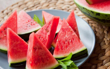三伏天里经常吃西瓜坏处多?注意这"4点",西瓜越吃越健康!