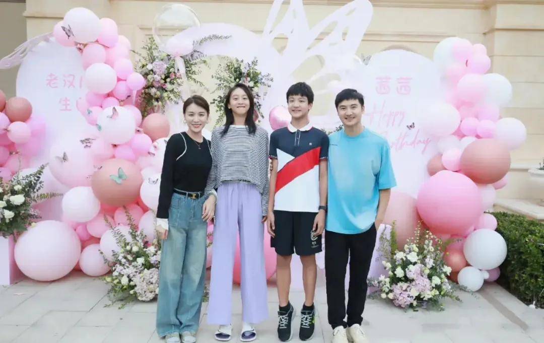 45岁田亮携儿女现身英国,儿子跟他长得一模一样,女儿穿短裙皮肤好黑但