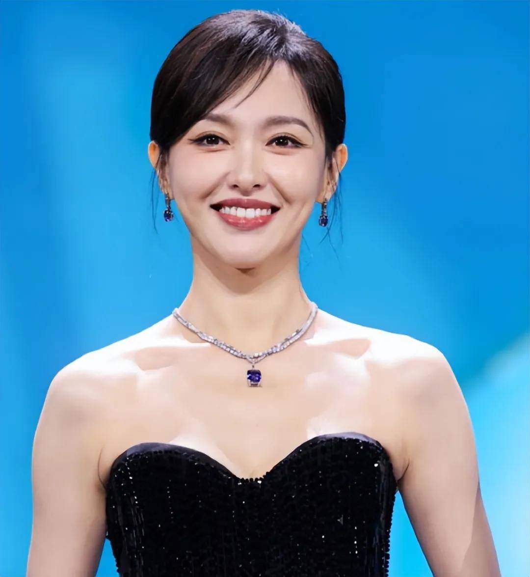 36岁刘亦菲和40岁唐嫣同框,对比惨烈,谁丑谁尴尬.