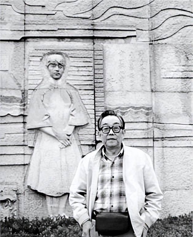 回顾冰心逝世后,其孙子为何在墓碑上写下"教子无方,枉为人表"